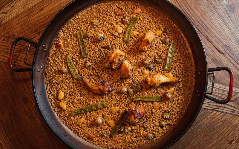 Paella valenciana tradicional en Gulliver