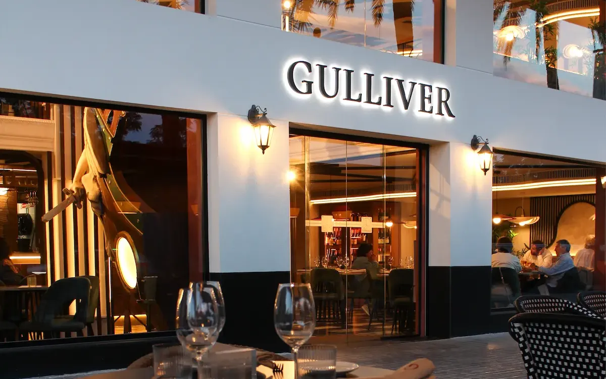 Restaurante Gulliver con terraza e interior luminoso en Valencia