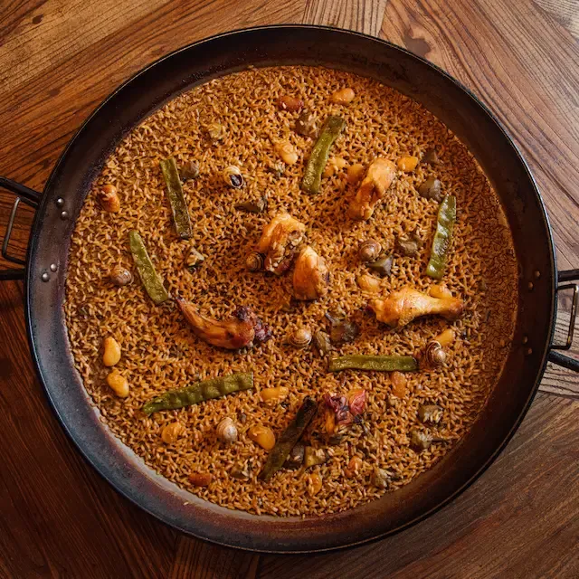 Paella valenciana tradicional en Gulliver