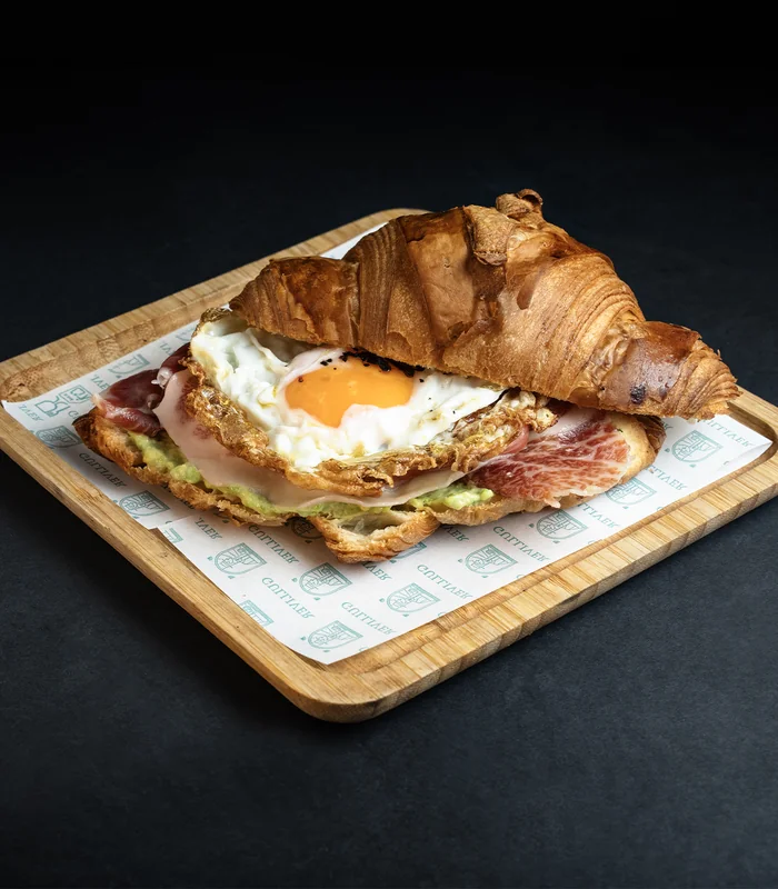 Croissant especial con guacamole y jamón ibérico en Gulliver
