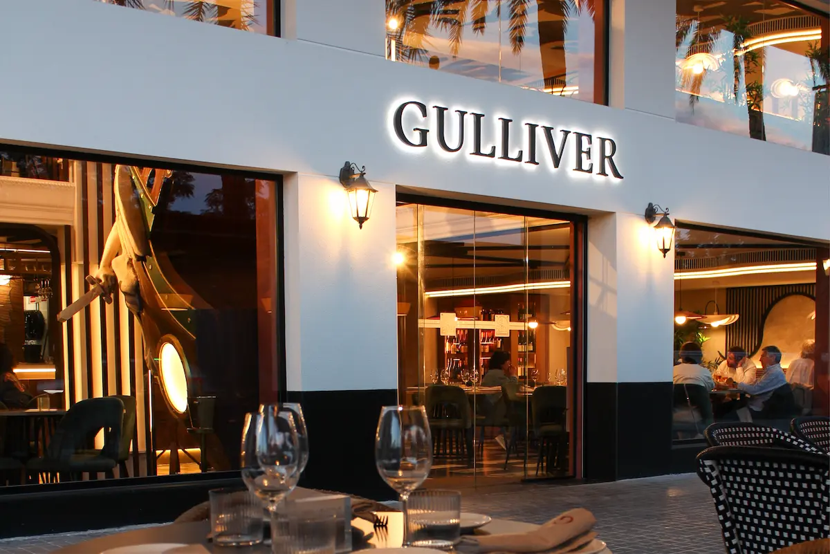 Restaurante Gulliver con terraza e interior luminoso en Valencia