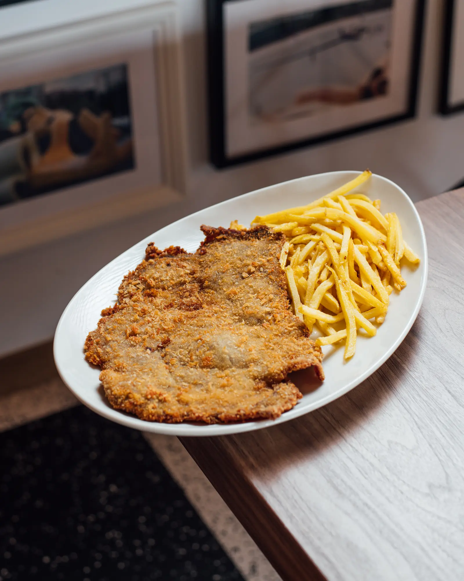 Cachopo de ternera con patatas fritas en Gulliver