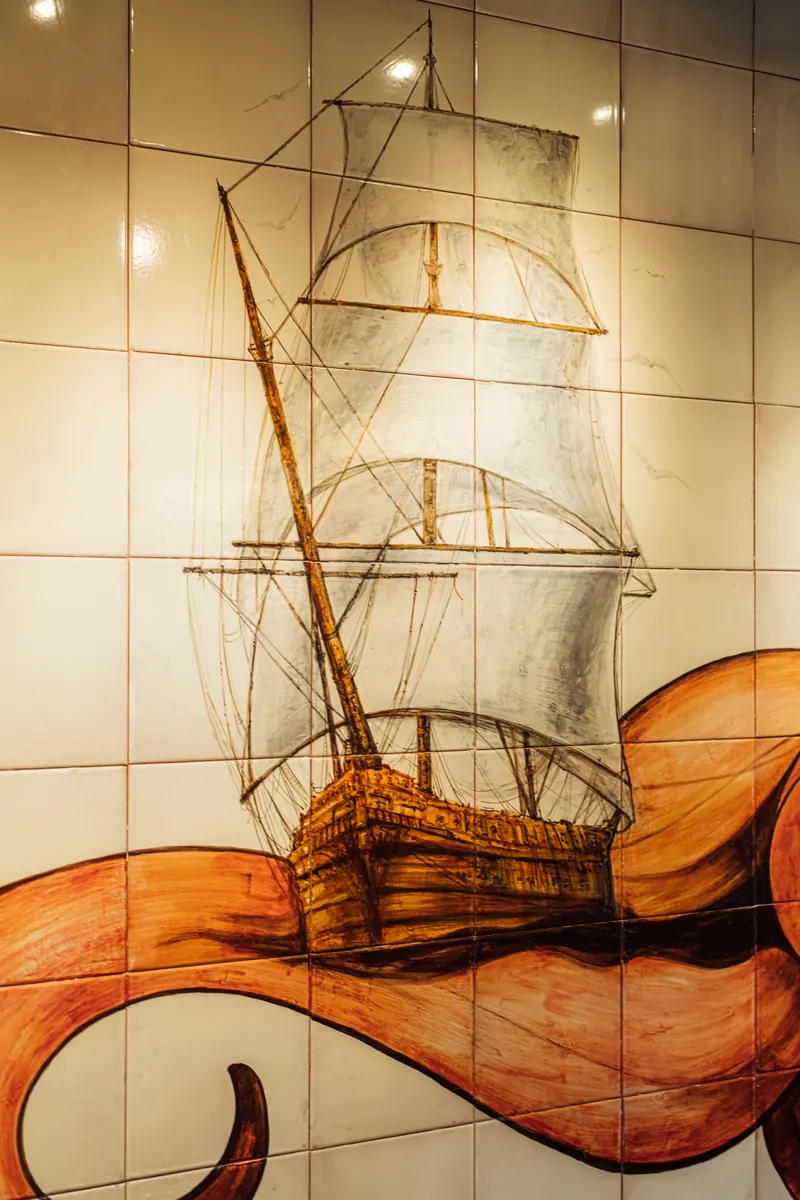 Mural en la planta alta de Gulliver